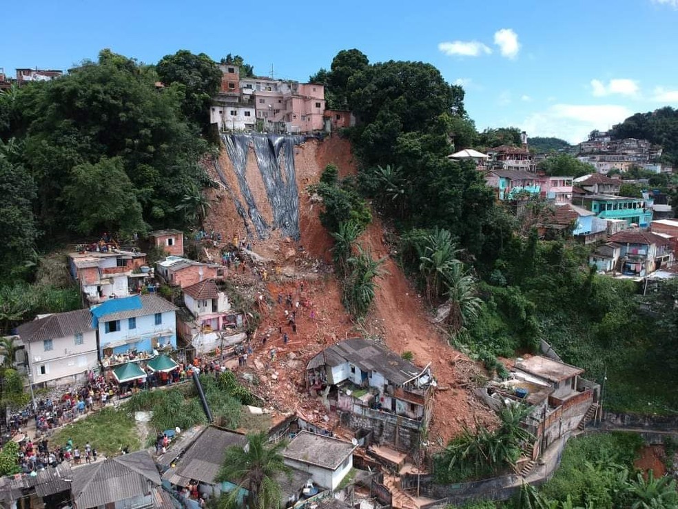 Jornal Argumento Pelo Menos 19 Pessoas Morreram Em Deslizamento De Terra Em São Paulo 